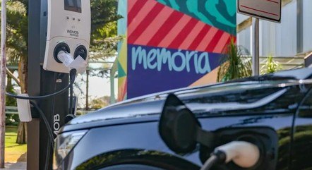 Carro elétrico é recarregado em ponto de recarga, em Brasília