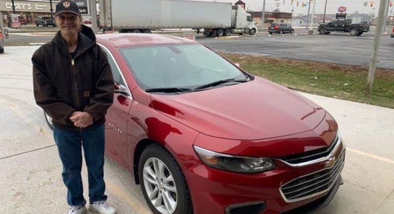 Entregador de pizza ganhou um carro novo da comunidade em que trabalha
