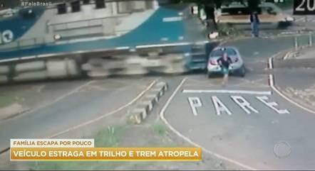 Carro fica atolado e é atingido por trem no interior de SP