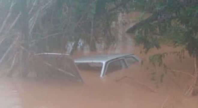 Veículo da vítima caiu no rio e ficou submerso. Três pessoas morreram no total