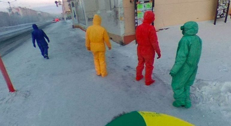 Quarteto com macacões coloridos foi flagrado por carro do Google em Norilsk, na Rússia