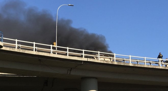Carro incendeia na ponte do Guaíba  Crédito: André Haar / Record TV / Especial / CP 