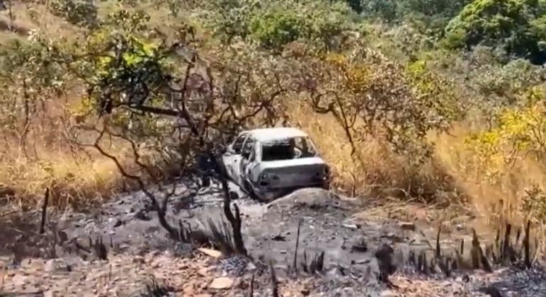 Polícia encontra carro incendiado e abandonado que pode ter sido usado por Lázaro