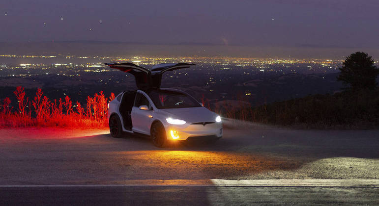 O Tesla Model X dá um show de três minutos com luzes piscantes, portas que abrem e fecham e um ovo de Páscoa ativável no software do carro,