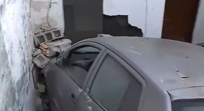 Carro destruiu o único banheiro da casa