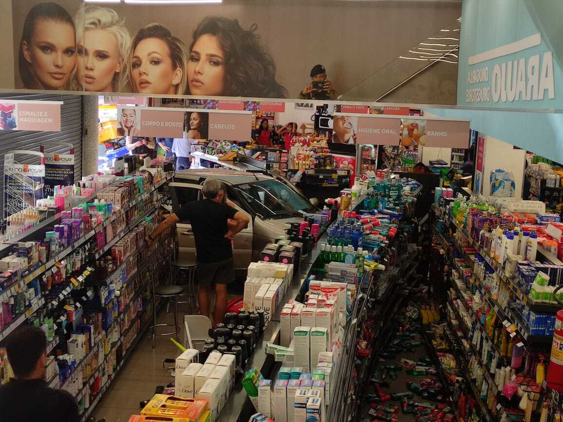 Idosa passa mal ao volante, perde controle de carro e invade farmácia em Belo Horizonte