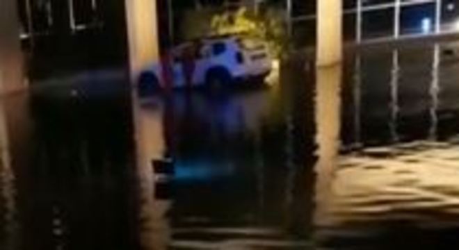 Caso ocorreu na noite deste domingo (15) e carro foi retirado na manhã desta segunda (16)