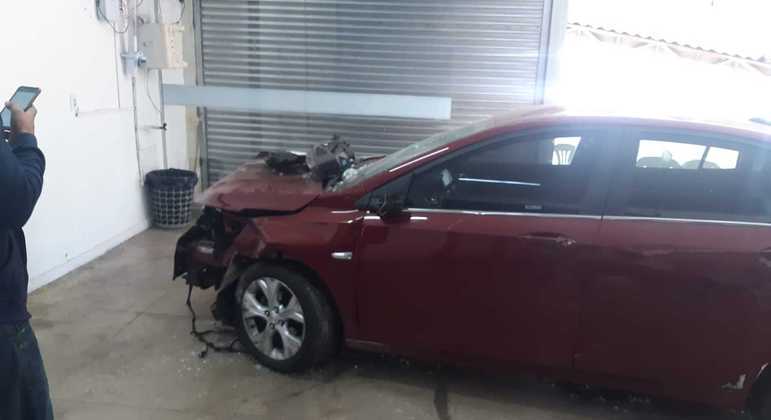 Carro invade igreja evangélica no Riacho Fundo 2