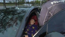 Homem dorme dentro de carro de luxo ligado na zona oeste de SP 