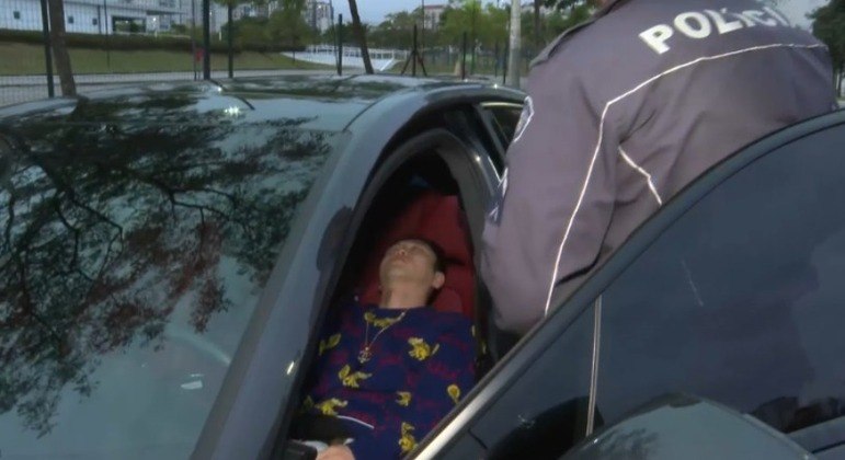 Homem dorme no interior de veículo de luxo ligado em rua da zona oeste de SP