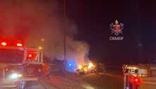 Carro pega fogo após bater em bloco de concreto em rodovia no DF 
