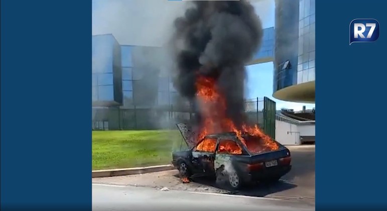 Imagens mostram carro completamente tomado pelas chamas