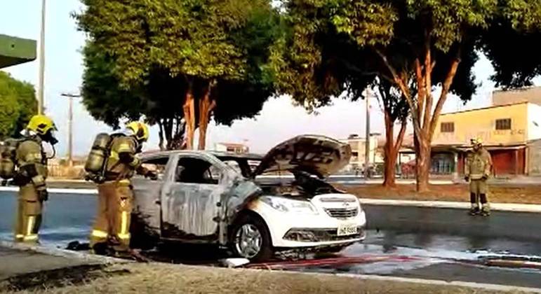 Carro pega fogo na QR310, em Santa Maria