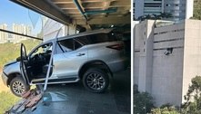 Caminhonete fica pendurada em condomínio de luxo em Nova Lima (MG) ao destruir muro de garagem