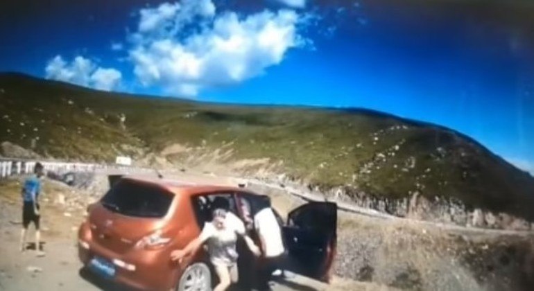 A passageira que ocupava o banco do carona não conseguiu sair e se feriu gravemente