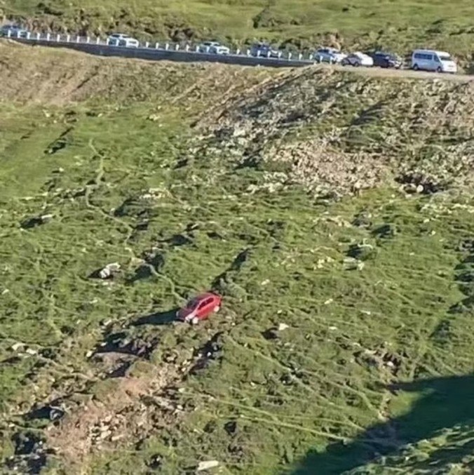 O veículo só parou quando bateu em uma pedra abaixo
