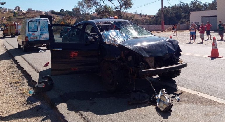 Frente do veículo ficou destruída depois do atropelamento