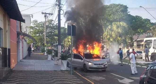 Homem ateou fogo em veículo com ex-namorada em Pirassununga