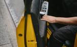 Saia do carro assim que sentir o cheiro de produto químico. Caso a tentativa de intoxicação realmente aconteça, o odor das substâncias será forte e fácil de ser identificado. Nesse caso, a passageira terá poucos minutos até que a intoxicação se inicie e ela comece a sentir os primeiros sintomas, como visão turva. “Tem que ter uma ação rápida, abrir a porta e sair, pedir para parar, porque nos próximos minutos pode ser que a passageira comece a sentir um mal-estar geral, até perder o nível de consciência”, explica a toxicologista