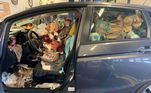 Uma série de fotos compartilhadas no Facebook mostrou o que pode ser o carro mais sujo já registrado. Segundo Jeremy New, o veículo estava no estacionamento de uma empresa que ele não identificou, o que sugere que o motorista do carro estava trabalhando no momento em que as fotos foram tiradas, na última segunda (4)