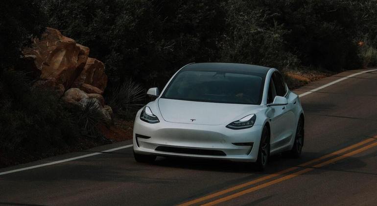 Carros da Tesla possuem piloto automático
