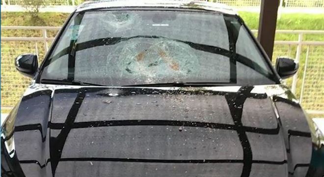 Vídeo mostra homem descontrolado danificando carro da vizinha na garagem 