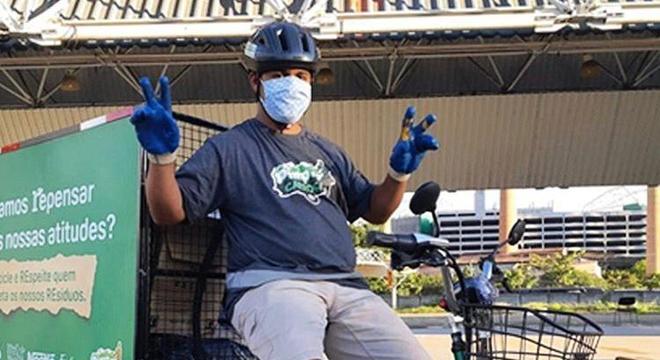 Triciclos estão circulando já por São Paulo, ajudando catadores a recolher materiais recicláveis
