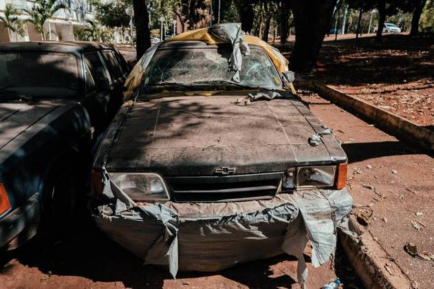 Carros são abandonados em estacionamentos na Asa Sul, no Distrito Federal