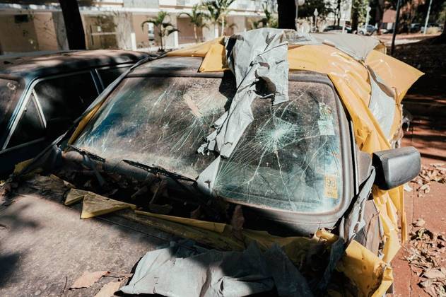 Carros são abandonados em estacionamentos na Asa Sul, no Distrito Federal