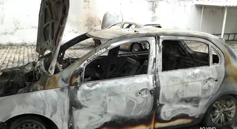 Carros foram incendiados na Secretaria de Obras de Parnamirim, durante ataques no Rio Grande do Norte