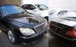 A S65 AMG (W220) também é preta e parecida com a anterior, mas com mais de 600 cavalos