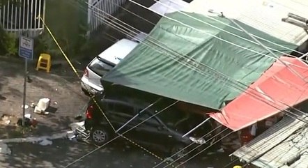 Carros invadem barraca de feira e deixam feridos