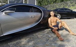 Cristiano Ronaldo possui uma coleção de carros, mas se destacou ao desembolsar 8 milhões de euros para adquirir um dos 10 modelos da Bugatti Centodieci