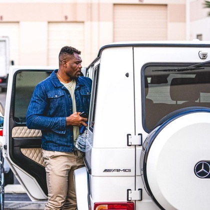Os 563 cavalos de potência do motor Biturbo V8 impressionam, mas o conforto interno é um diferencial, especialmente em se tratando do lutador e seu 1,90 metro de altura