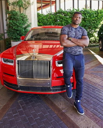 Mas Ngannou não tem só um Rolls-Royce na garagem. O veículo mais caro do lutador é o Rolls-Royce Phantom VII, avaliado em 421 mil euros, mais de R$ 2,1 milhões na cotação atual