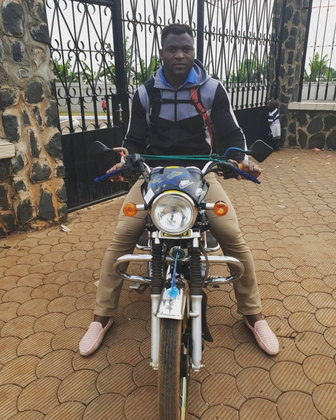 Nascido em Camarões, Ngannou faz questão de lembrar das origens humildes. Anos depois, a modesta motocicleta deu lugar a diversos carrões