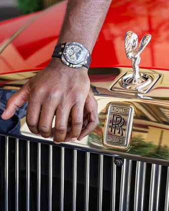 Sob o capô, o carro de luxo conta com um potente motor V12 de 6,75 litros que produz 453 cavalos de potência