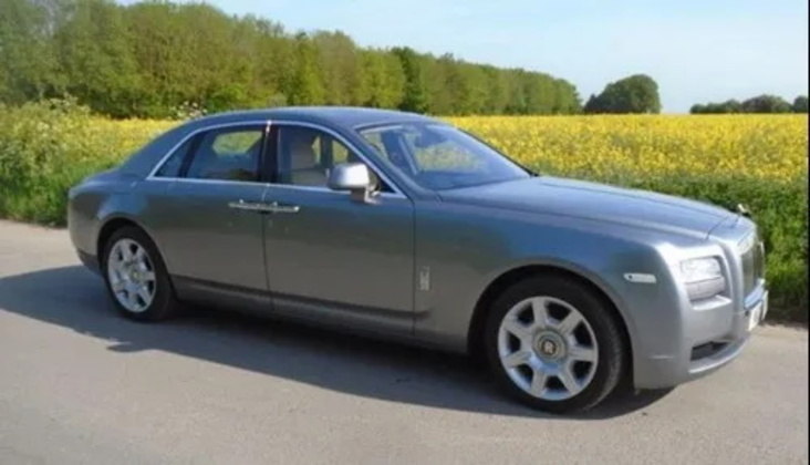 Um deles é o Rolls-Royce Ghost, avaliado em 270 mil euros, pouco mais de R$ 1,4 milhão, na cotação atual. O veículo tem o nome de 