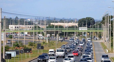 Carros na EPTG, em Brasília
