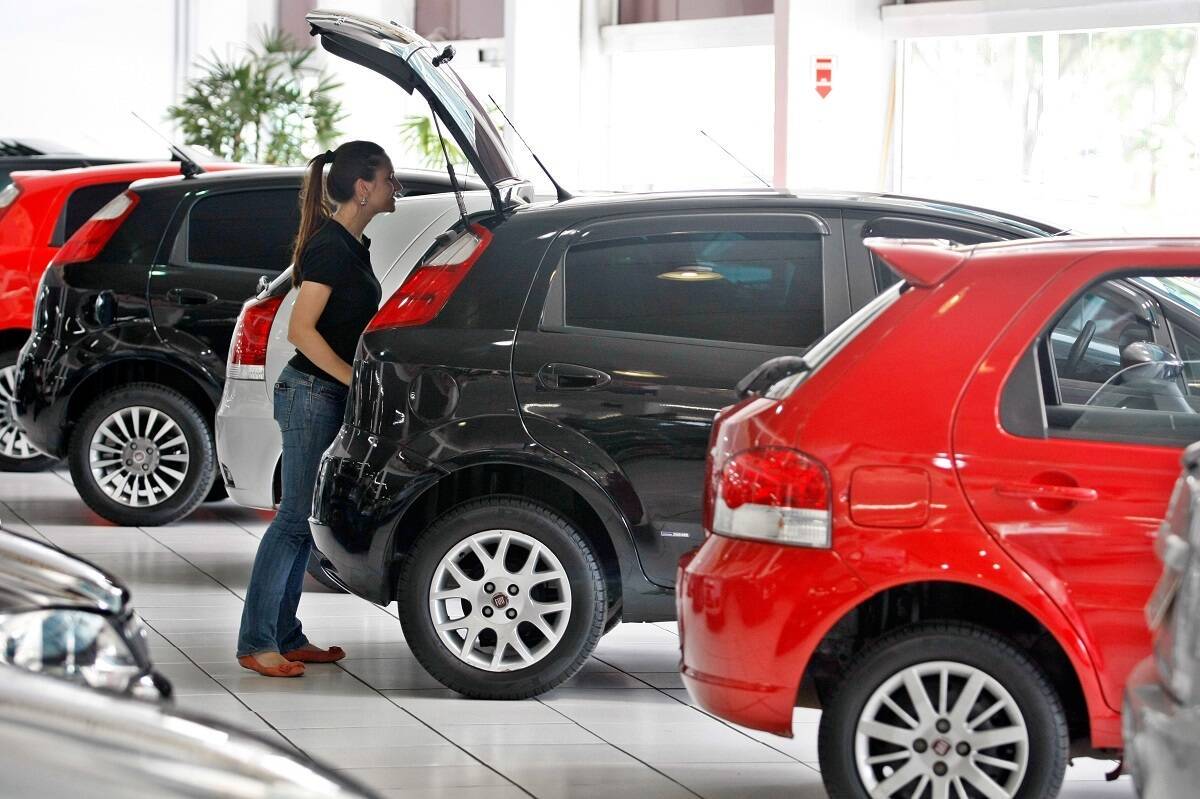 Os emplacamentos
de veículos zero-quilometro no Brasil recuaram 7,9%, para 207.717 de unidades
em agosto, na comparação com julho. A queda é justificada pelo fim do
programa de descontos do governo federal para estimular o setor automotivo,
afirma a Fenabrave (Federação Nacional
da Distribuição de Veículos Automotores), associação que representa as
concessionárias