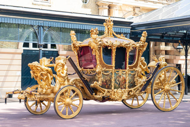 Na volta, Charles e Camilla devem enfrentar momentos de estresse dentro da belíssima, mas antiquada, Carruagem de Ouro de Estado. Segundo Sean Coughlan, correspondente real da rede de notícias BBC, a rainha Elizabeth descrevia os passeios no veículo como 