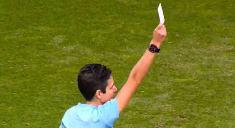 Diferentemente do amarelo e vermelho, cartão branco reconhece gesto de fair play no futebol