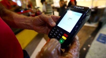 Juros do rotativo do cartão ultrapassam 400% ao ano
