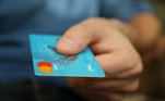 O uso do cartão de
crédito aumentou 42,4% no primeiro trimestre de 2022, em comparação ao mesmo
período de 2021. A movimentação gerada por essa forma de
pagamento ultrapassou R$ 478,5 bilhões. Os dados são de uma pesquisa realizada
pela Abecs (Associação Brasileira das Empresas de Cartões de Crédito e Serviços). Já segundo um levantamento da CNC (Confederação
Nacional do Comércio), o Brasil encerrou abril com 77,77% de endividados, número
superior ao registrado em 2021 (67,5%). O R7 conversou com Larissa Brioso, educadora financeira e líder de conteúdo na Mobills, startup de soluções
para finanças, sobre como evitar dívidas usando essa forma de pagamento 