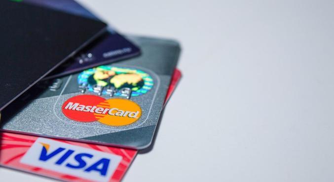 Em abril, juro cobrado no rotativo do cartão de crédito subiu 4,9 pontos porcentuais