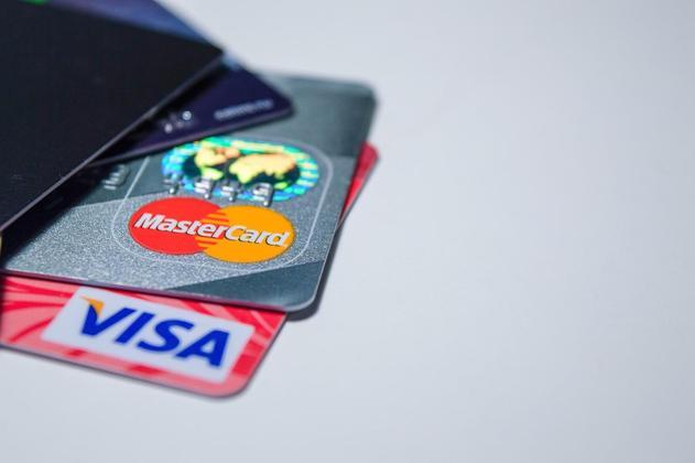 Com vários tipos de cartão disponíveis, a especialista afirma que é importante escolher aquele que oferece mais vantagens ao consumidor. 