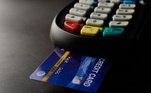 Cartão de crédito na maquininha de pagamento. Freepik/jcomp