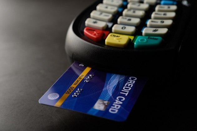 Cartão de crédito na maquininha de pagamento. Freepik/jcomp