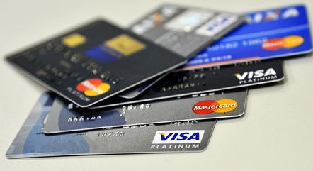 Juros do cartão de crédito terão teto de 100%