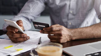 Juro médio do rotativo do cartão de crédito cai a 441% ao ano (Freepik)